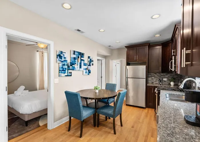 The Bucklogan Nest Sleeps 6 Walk To Blue Line - Apartamento